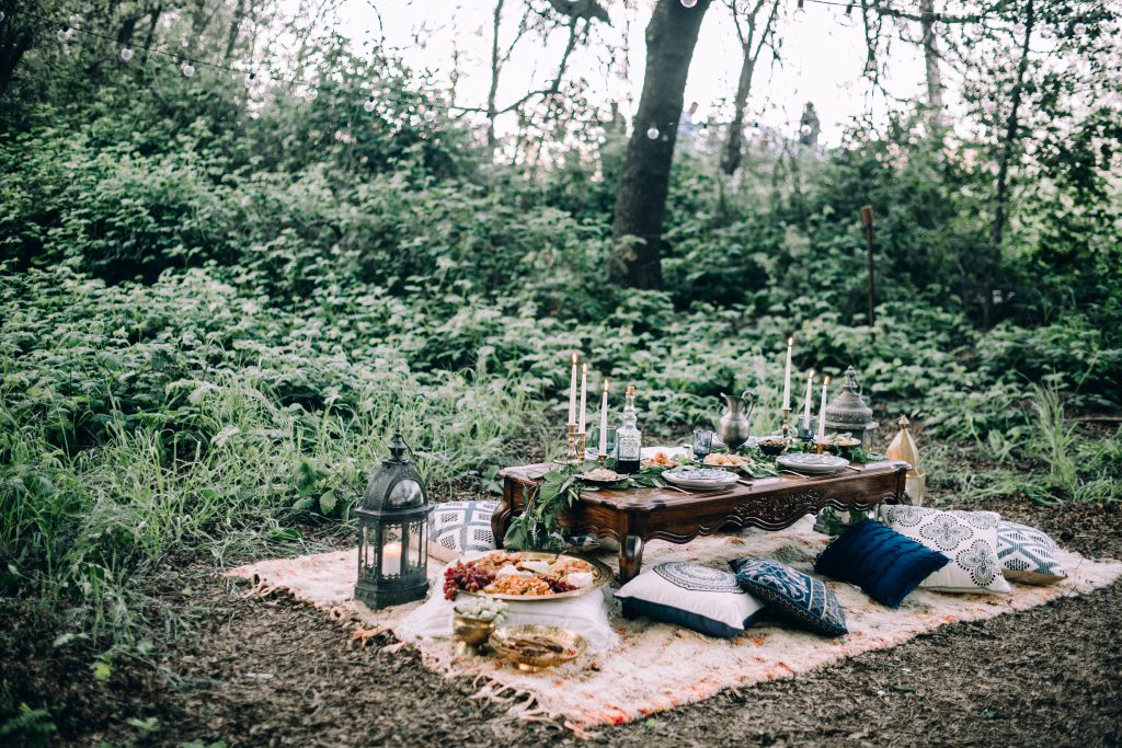 ceremony bohemian wedding boho dress style table decor ideas backdrop boho rugs